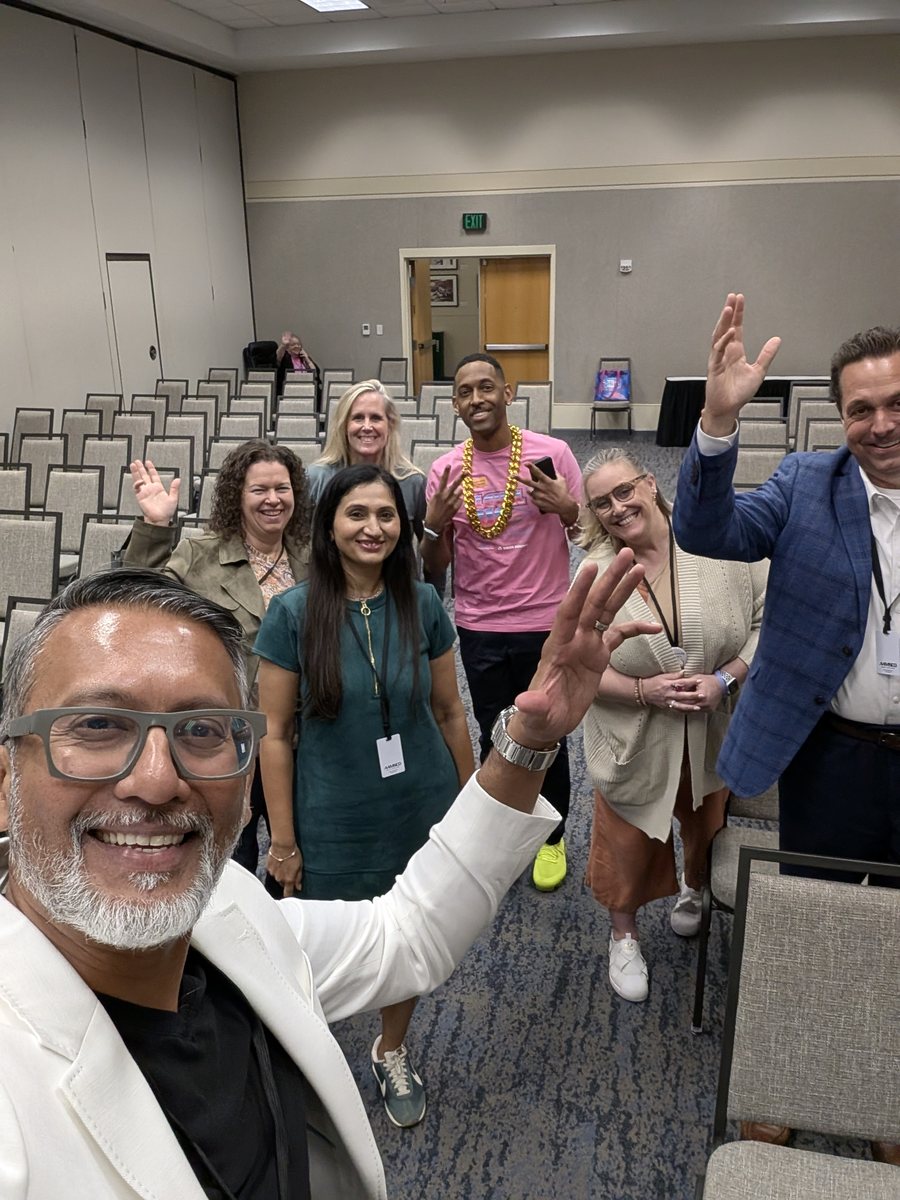 Abhi with attendees waving after his AR SHRM session